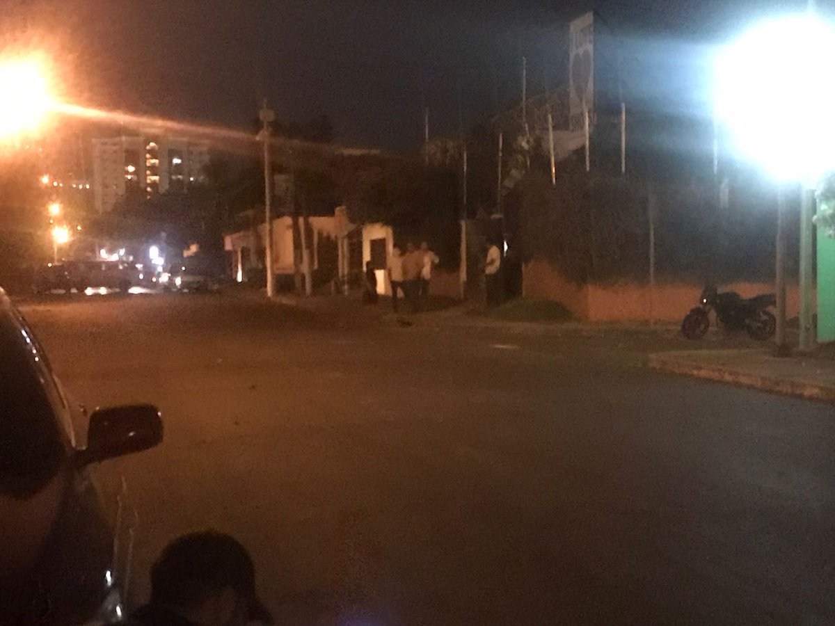 EmisorasUnidas's tweet photo. Vecino denuncia que los menores del anexo del Hogar Seguro Virgen de la Asunción han quebrado los vidrios de vehículos y de ambulancias.  

Vía: @LesterRamirezEU y @oscarcanel_eu. https://t.co/kJfBRWbY4V