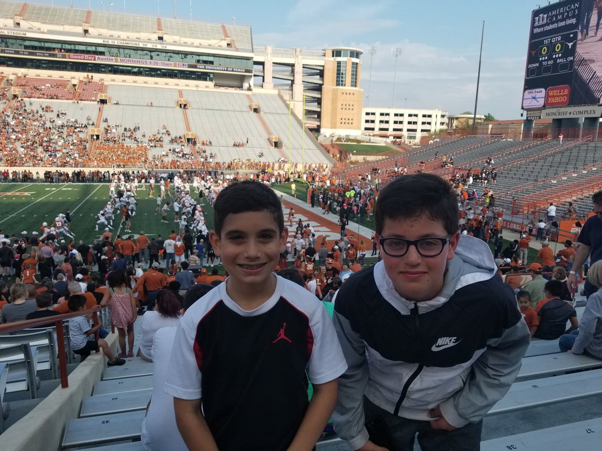 Friends dancing Under the Lights.
#HookEm
