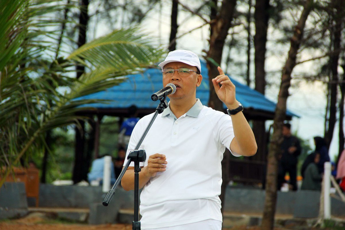 mediacenterBKL's tweet photo. Plt Gubernur Bengkulu Rohidin Mersyah menghadiri kegiatan Bersih Pantai, Penghijauan dan Pelepasan Tukik Penyu dalam rangka Dies Natalis Universitas Bengkulu ke-36 Tahun 2018, 21/4. https://t.co/MNIhyupXLB
