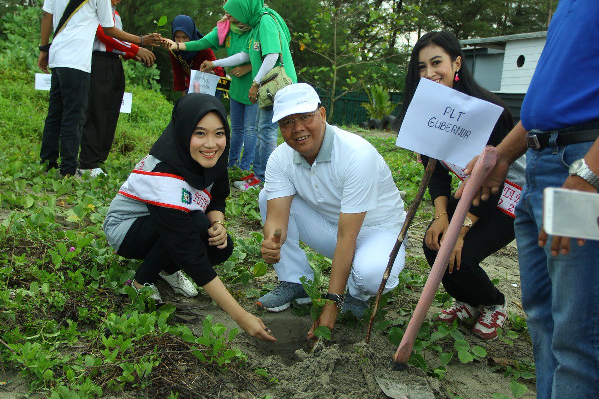 mediacenterBKL's tweet photo. Plt Gubernur Bengkulu Rohidin Mersyah menghadiri kegiatan Bersih Pantai, Penghijauan dan Pelepasan Tukik Penyu dalam rangka Dies Natalis Universitas Bengkulu ke-36 Tahun 2018, 21/4. https://t.co/MNIhyupXLB