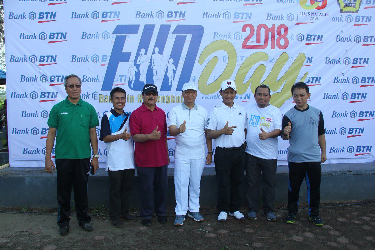 mediacenterBKL's tweet photo. Plt Gubernur Bengkulu Rohidin Mersyah menghadiri kegiatan Bersih Pantai, Penghijauan dan Pelepasan Tukik Penyu dalam rangka Dies Natalis Universitas Bengkulu ke-36 Tahun 2018, 21/4. https://t.co/MNIhyupXLB