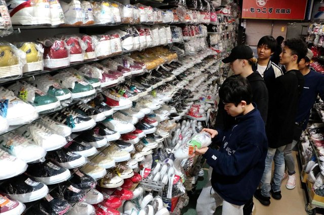 kobeshinbun's tweet photo. コンバースの“聖地”が移転　神戸モトコー「柿本商店」の新店はどこへ？ https://t.co/tDLeMAMnkE https://t.co/illvlZ7WL4