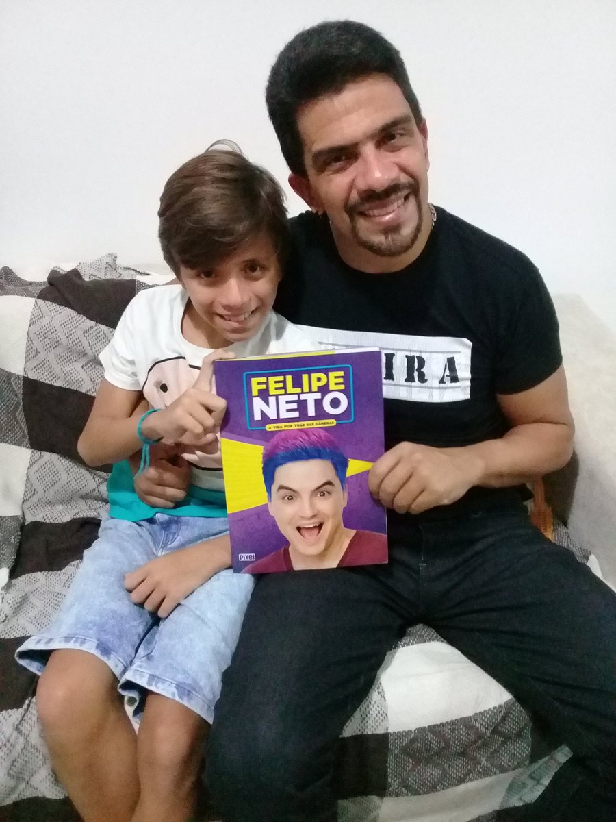 MaverickMPRC's tweet photo. @felipeneto Meu filhão Kauã Poppe  está radiante!!! Agora ele tem os dois Livrões do Felipe e do Lucas! Bom demais! É isso ai meu filho curta de montão!!!👏👏👏👏 https://t.co/gg6yjH3wLm