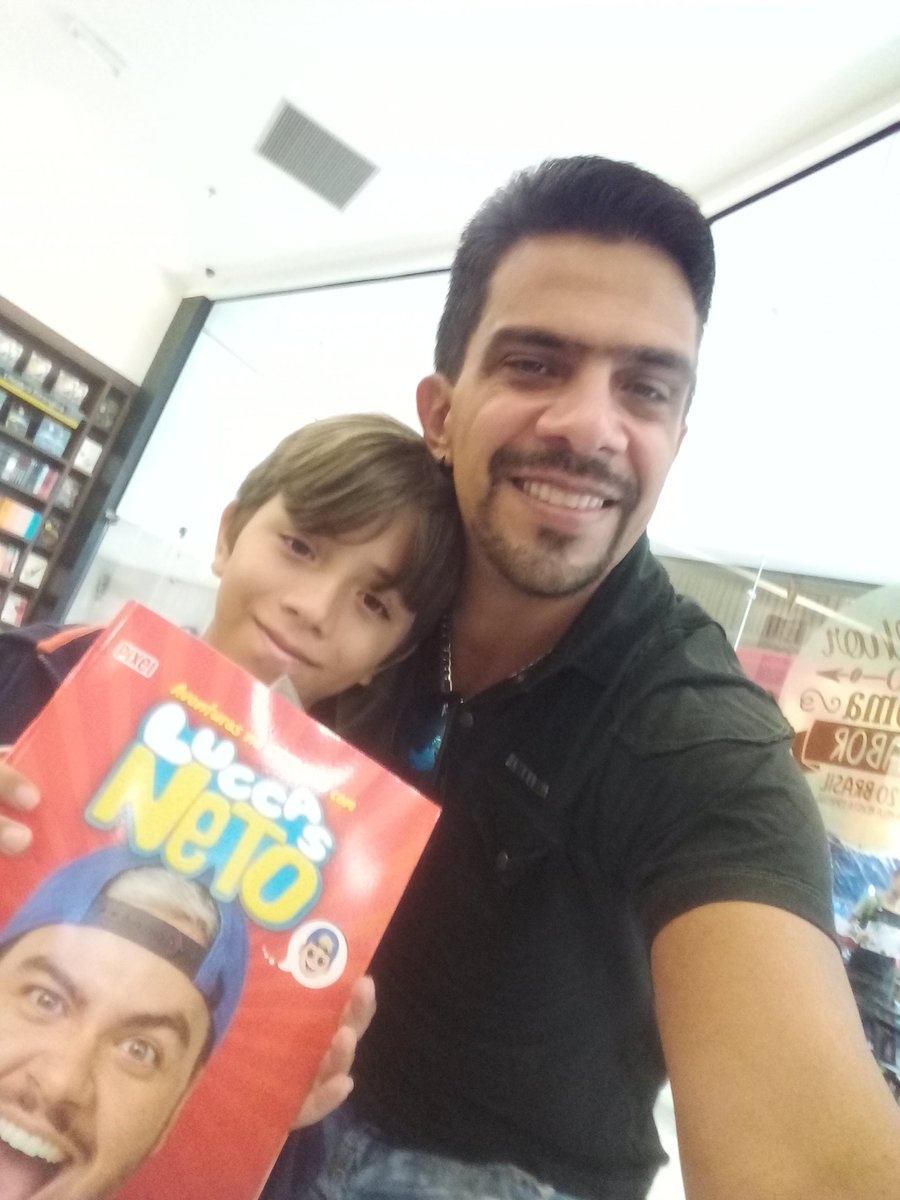 MaverickMPRC's tweet photo. @felipeneto Meu filhão Kauã Poppe  está radiante!!! Agora ele tem os dois Livrões do Felipe e do Lucas! Bom demais! É isso ai meu filho curta de montão!!!👏👏👏👏 https://t.co/gg6yjH3wLm
