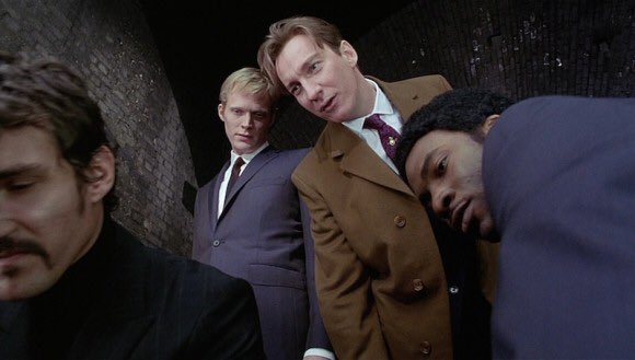 11話描いた あとtulle連載 Iseya ギャングスターナンバーワン観ました 王座に執着しのし上がる話なんですが この乾いた暴力 エグいカメラアングル 洗練されたスーツスタイルと極上の映像で攻め 虚無で心を裂くような切ないストーリー展開がマッチ