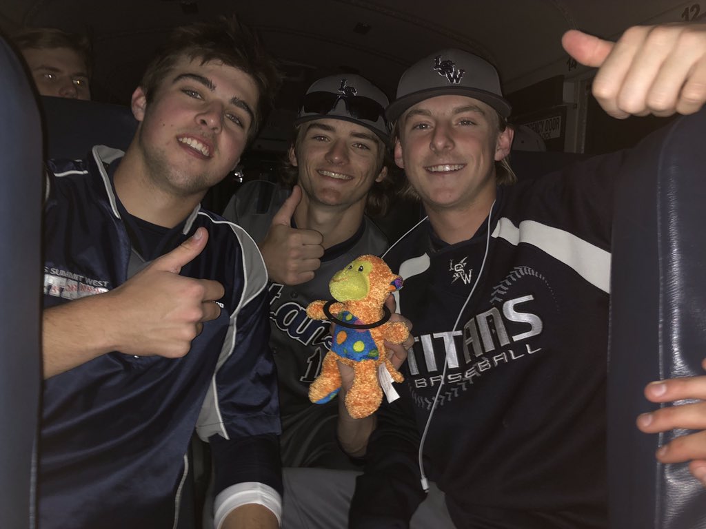 Basketball1CB's tweet photo. Came out with a dub and a necklace. My fathers keep spoiling me with new things and I can't be more happy. #immorethanjustamonkey https://t.co/vGe3t2h6lh