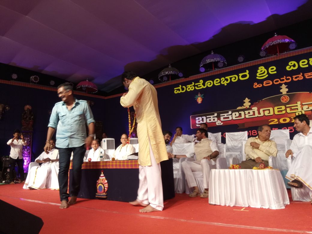 Dfanscompany's tweet photo. ಬಾಕ್ಸ್ ಆಫೀಸ್ ಸುಲ್ತಾನ್ ಚಾಲೆಂಜಿಂಗ್ ಸ್ಟಾರ್ ದರ್ಶನ್ ಮತ್ತು ಟಾಕಿಂಗ್ ಸ್ಟಾರ್ ಸೃಜನ್ ಲೋಕೇಶ್  ರವರು ಇಂದು ಮಹತೋಭಾರ ಶ್ರೀ ವೀರಭದ್ರ ದೇವಸ್ಥಾನ ಹಿರಿಯಡಕ ಬ್ರಹ್ಮಕಲಶೋತ್ಸವ ಸಂಭ್ರಮಕ್ಕೆ ಮುಖ್ಯ ಅತಿಥಿಯಾಗಿ ಭಾಗವಹಿಸಿದ್ದರು
@dasadarshan
@srujanlokesh https://t.co/6nxTn11TiW