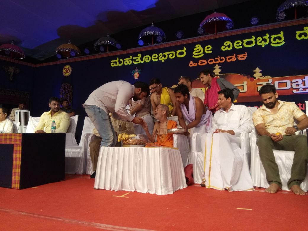 Dfanscompany's tweet photo. ಬಾಕ್ಸ್ ಆಫೀಸ್ ಸುಲ್ತಾನ್ ಚಾಲೆಂಜಿಂಗ್ ಸ್ಟಾರ್ ದರ್ಶನ್ ಮತ್ತು ಟಾಕಿಂಗ್ ಸ್ಟಾರ್ ಸೃಜನ್ ಲೋಕೇಶ್  ರವರು ಇಂದು ಮಹತೋಭಾರ ಶ್ರೀ ವೀರಭದ್ರ ದೇವಸ್ಥಾನ ಹಿರಿಯಡಕ ಬ್ರಹ್ಮಕಲಶೋತ್ಸವ ಸಂಭ್ರಮಕ್ಕೆ ಮುಖ್ಯ ಅತಿಥಿಯಾಗಿ ಭಾಗವಹಿಸಿದ್ದರು
@dasadarshan
@srujanlokesh https://t.co/6nxTn11TiW