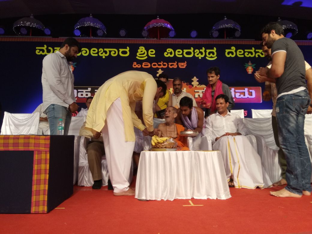 Dfanscompany's tweet photo. ಬಾಕ್ಸ್ ಆಫೀಸ್ ಸುಲ್ತಾನ್ ಚಾಲೆಂಜಿಂಗ್ ಸ್ಟಾರ್ ದರ್ಶನ್ ಮತ್ತು ಟಾಕಿಂಗ್ ಸ್ಟಾರ್ ಸೃಜನ್ ಲೋಕೇಶ್  ರವರು ಇಂದು ಮಹತೋಭಾರ ಶ್ರೀ ವೀರಭದ್ರ ದೇವಸ್ಥಾನ ಹಿರಿಯಡಕ ಬ್ರಹ್ಮಕಲಶೋತ್ಸವ ಸಂಭ್ರಮಕ್ಕೆ ಮುಖ್ಯ ಅತಿಥಿಯಾಗಿ ಭಾಗವಹಿಸಿದ್ದರು
@dasadarshan
@srujanlokesh https://t.co/6nxTn11TiW