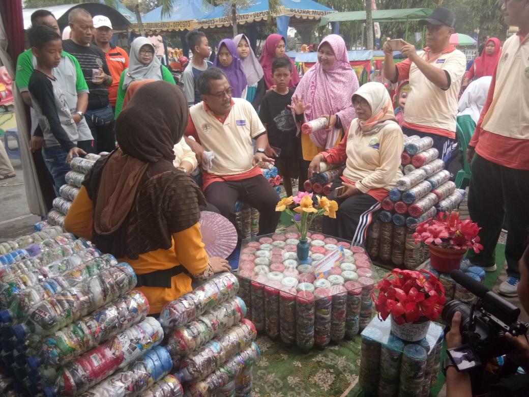 Peringatan Hari Peduli Sampah Nasional tahun 2018 Kabupaten Blora di Alun2 Blora dimeriahkan dg kegiatan senam bersama, penyerahan bantuan alat jebersihan dan sembako kepada tenaga kebersihan sebanyak 200 paket dilanjut cek kesehatan gratis.
@dlhkjateng1 @DinkominfoBlora