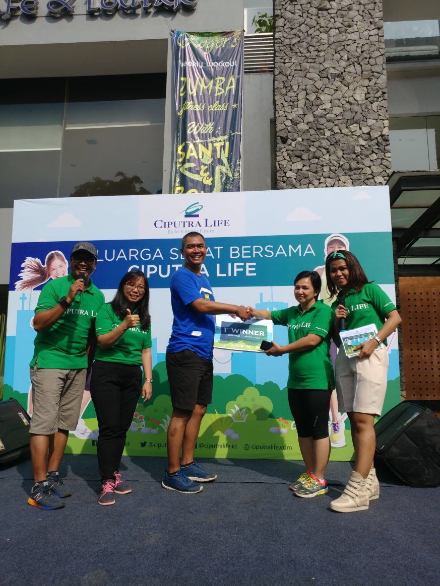 ciputra_life's tweet photo. Waw gak nyangka ya kalo ternyata yang menangin kompetisi skipping ini adalah Mas Andi! Pemenang berhak mendapatkan hadiah jutaan rupiah. Keren banget kan! #CiputraLife #CFDBandung #SkippingCompetition https://t.co/kW7jwxobLH