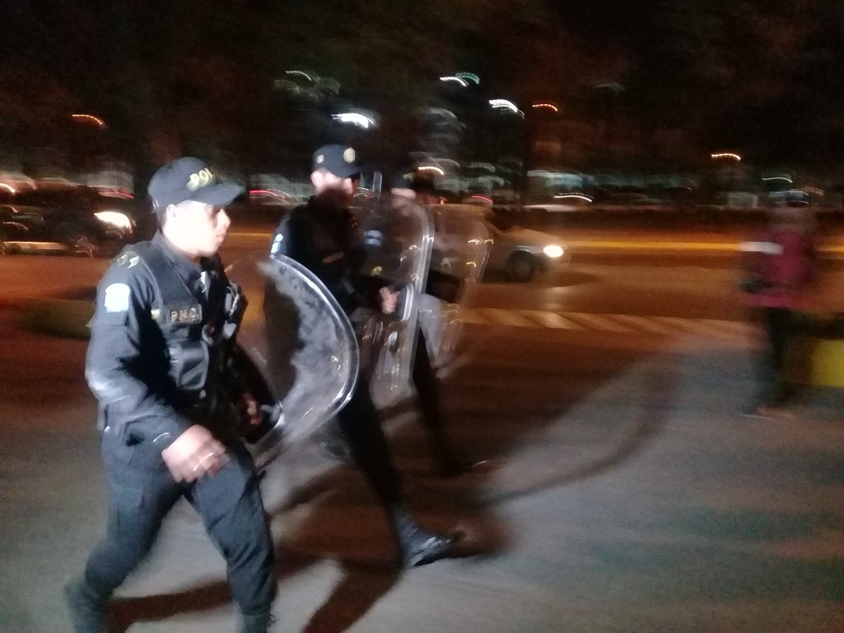 ASIERVERA's tweet photo. Llegan antimotines de la PNC al Anexo al #HogarSeguro. https://t.co/RWM35jq8fo