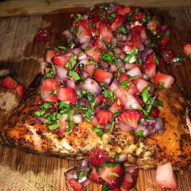 RobbieTheBody's tweet photo. made some amazing salmon yesternight with a strawberry salsa. #chefrobbie # https://t.co/y4HIfAIjKs