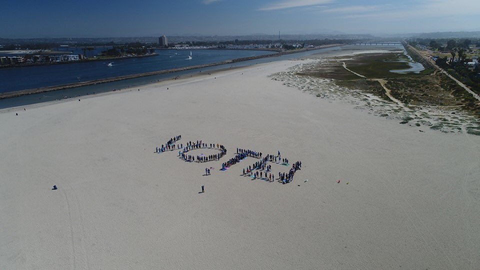 kathstadler's tweet photo. A good day in San Diego ☀️
🌊 Beach 🏝 style messaging
😎 Time with #Indivisible friends
📱 Voter contact
💪 Organizing
#HumanBanner
#VotingIsOurSuperpower https://t.co/KRiiWLjWFj