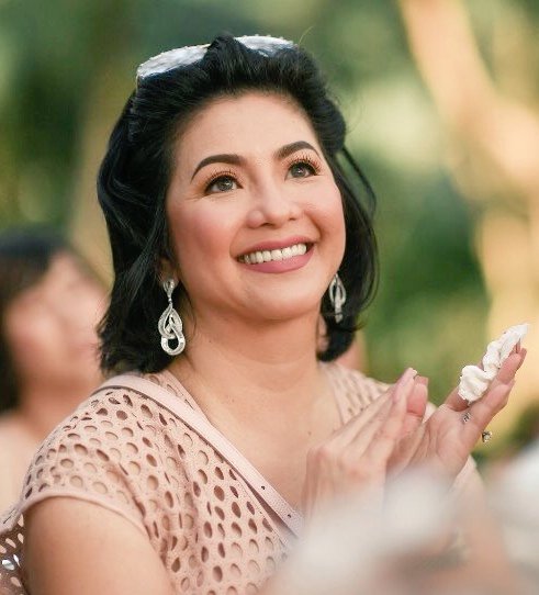Shobss_'s tweet photo. Happy Birthday to the Queen of all Queens!!!!!! Thank you po for being an inspiration kayo ang bumubuhay samin HAHAHAHA buhay fangirl huwoooooh. 
HappyBirthday QueenRegine https://t.co/NaZDdg7hso