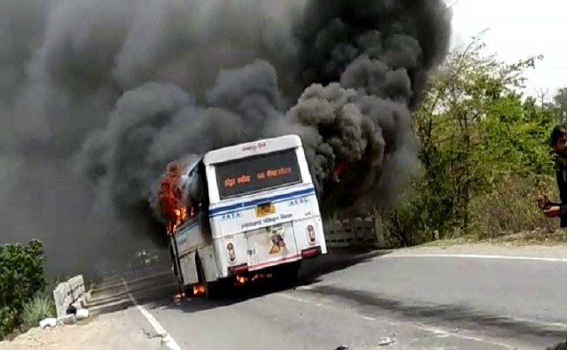 news24tvchannel's tweet image. वीडियो: भीषण टक्कर के बाद धूं-धूं कर जली बस, वन दारोगा की मौत #roadwaysbus #fire #haridwar goo.gl/xwhVJF