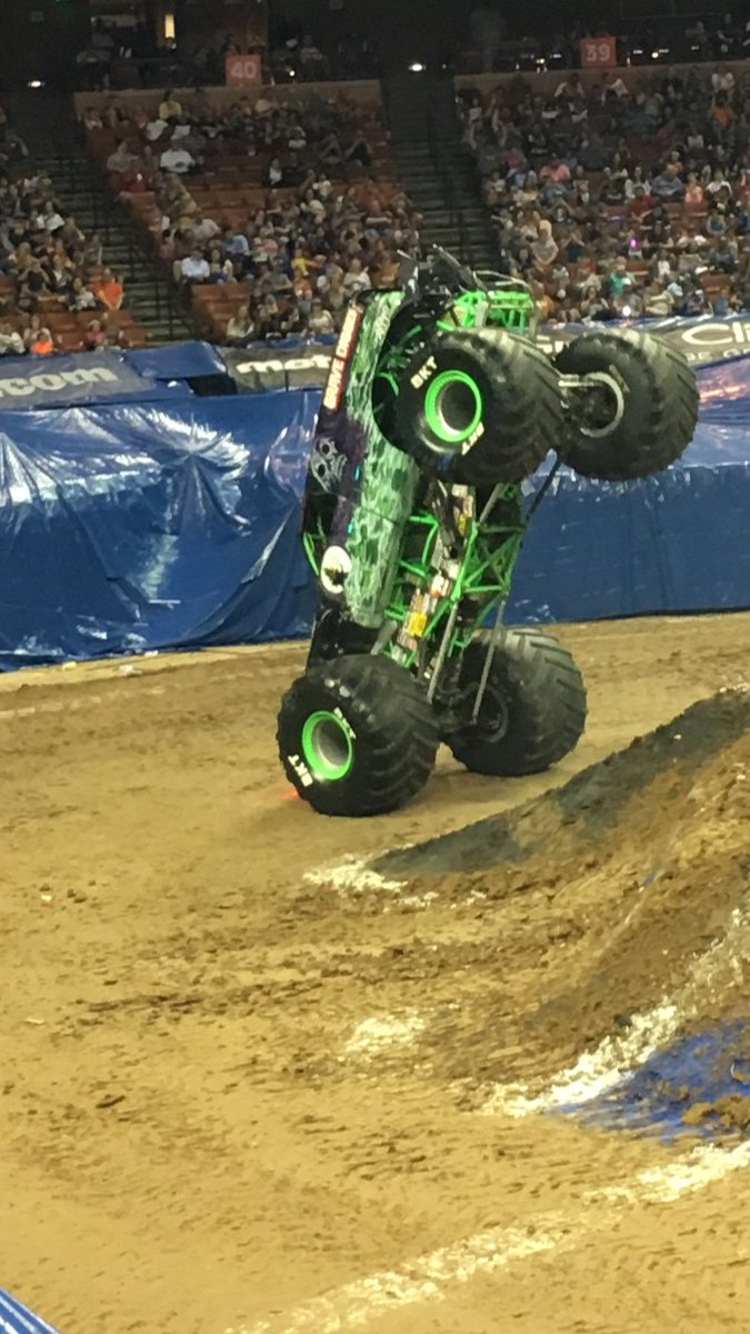 CalvinBarber's tweet photo. ...#MonsterJam  🚙😎👍 https://t.co/5yUT3j5cXa