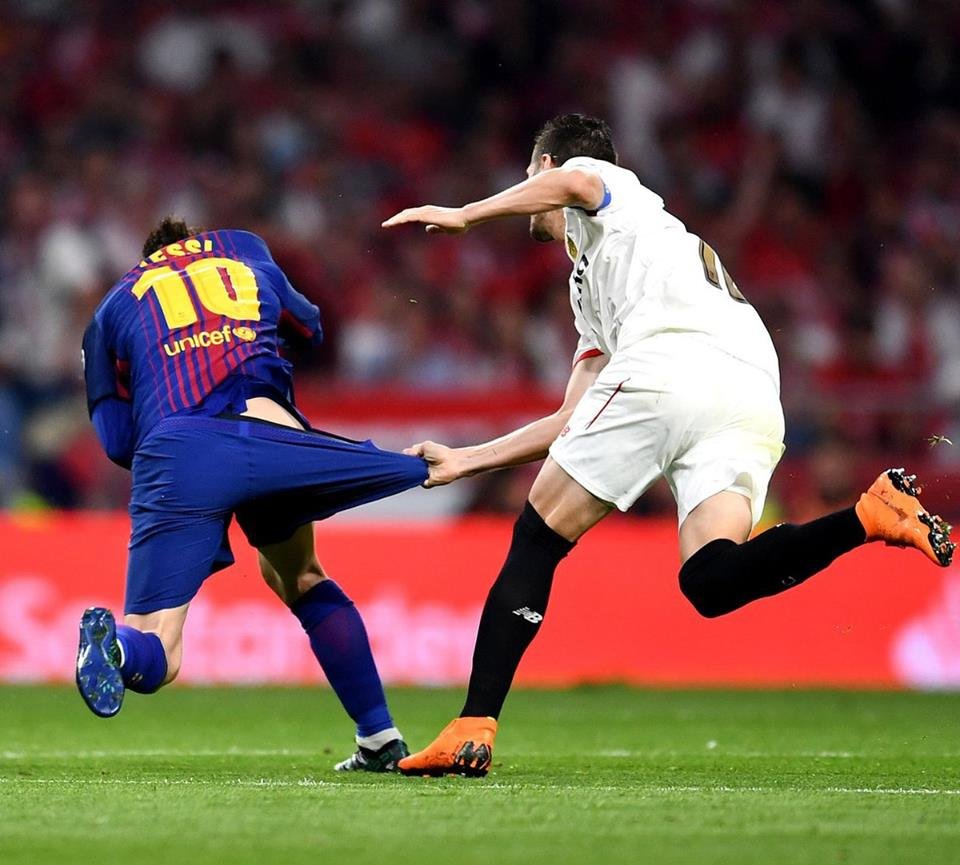 Desmo_fut's tweet image. Manera #8504 de intentar parar a Messi.