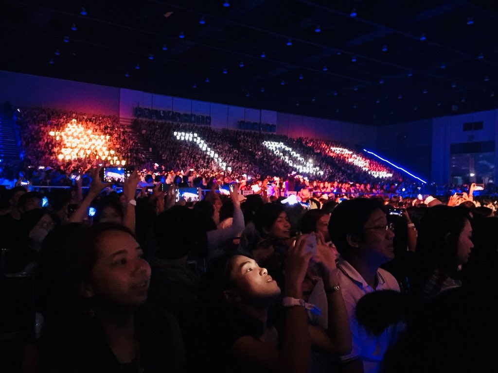 SiriFJW's tweet photo. Day3. วันที่3ยังตื่นเต้นเหมือนวันแรก. 2วัน ที่ผ่านมา พี่โชคเอาอยู่จริงๆยังร้อง เล่น เต้นยับ ถึงจะร้องผิดบ้างเมื่อวาน แต่เราว่า เพราะเฮียตื่นเต้น555 เสียงไม่มีตกเลย สุดๆอีกวัน @PALITPROJECT ไม่ซ้ำกันเลยเจ๋งอ่ะ👍🏻วันนี้ไปสนุกกันวันสุดท้ายนะ #เป๊กผลิตโชค #FirstDateConcertDay3 https://t.co/o4mNwlfTzR