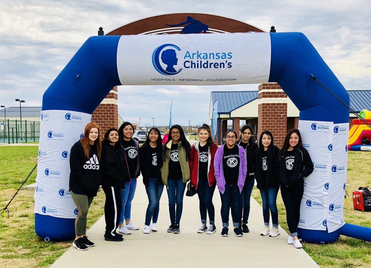 RedDogKeyClub's tweet photo. SHS Key Club members had fun today volunteering at the #Kiwanis Walk for Kids to benefit @archildrens Northwest! #MakingADifference #KeyClub #NationalVolunteerWeek https://t.co/mOrmuNOOLn