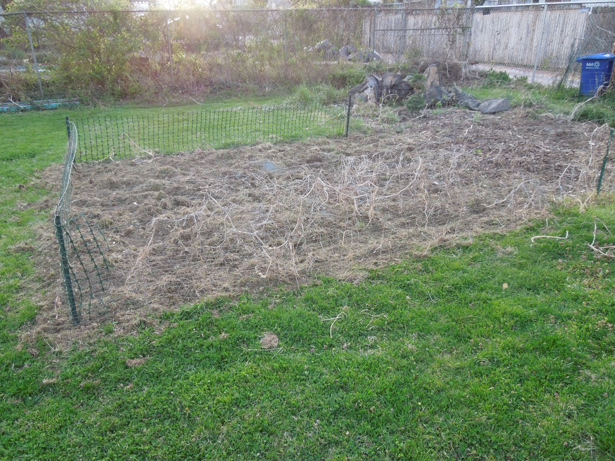 StyleChristophe's tweet image. Earth day is a good day to work the soil. Now if only summer would come so we could start planting. #EarthDay2018 #gardening