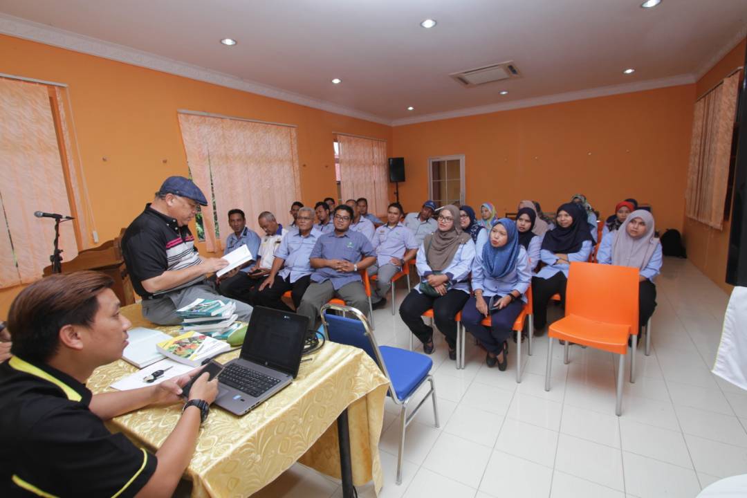 JHarizan's tweet photo. Hari nie jumpe staff @PertanianPerlis di Pusat Kecemerlangan Harumanis Bukit Bintang, Perlis... Tengok Buku Catatan Agen Pengembangan. 

@ismailbakar60 @msallehhuddin @bad5277  @moaMalaysia
#PertanianHEBAT #ourfoodourfuture #MY1DOA https://t.co/RuZRMTBRyD