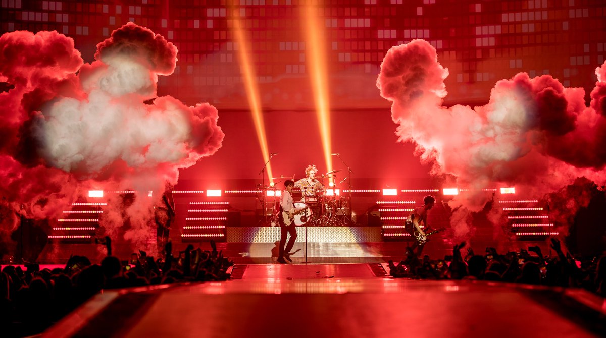 TheVampsband's tweet photo. Thank you Glasgow ☁️ 🔥 ☁️ https://t.co/dLOSSV6glk