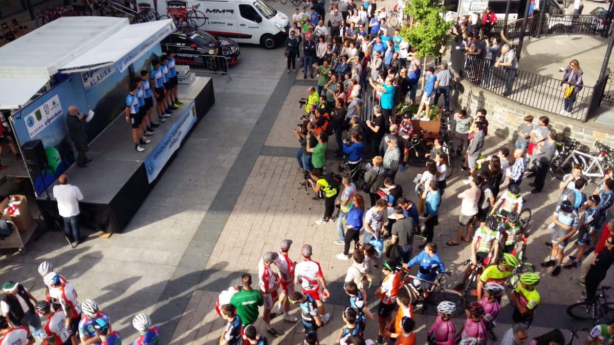 azpeitituris's tweet photo. Giro bikaina #Azpeitiko plazan!
¡Gran ambiente en la plaza de #Azpeitia!
#GipuzkoaKlasika2018 @AzpeitikoUdala @UrolaTurismo https://t.co/djMbbVm63H