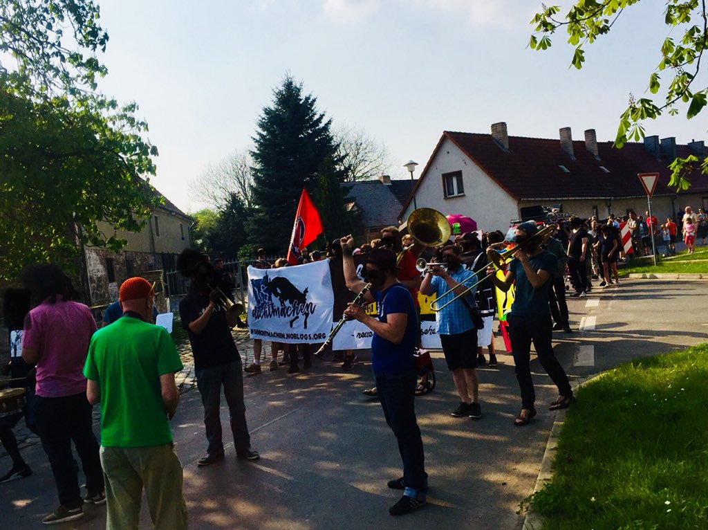 Kullisti's tweet photo. Gestern in #Schnellroda: Äußerst charmante Demo gegen Götz Kubitscheks IfS, angeführt von @blazmuzik, mit guten Redebeiträgen zu Gewalt, Männlichkeit & Nationalismus, umrahmt von Vorträgen & Konzerten u.a. mit @KAFVKA
& @KobitoBerlin
(Foto via @Transit_Magazin)
#sr2104 #Antifa https://t.co/wlOkBUOr0i