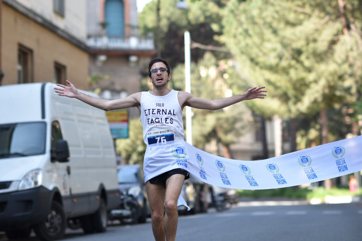 UniLUISS's tweet photo. La #IULIARUN termina davanti al Liceo Giulio Cesare. Il primo classificato è Carlo #Masoero #NatalediRoma https://t.co/TiPrlCIBen