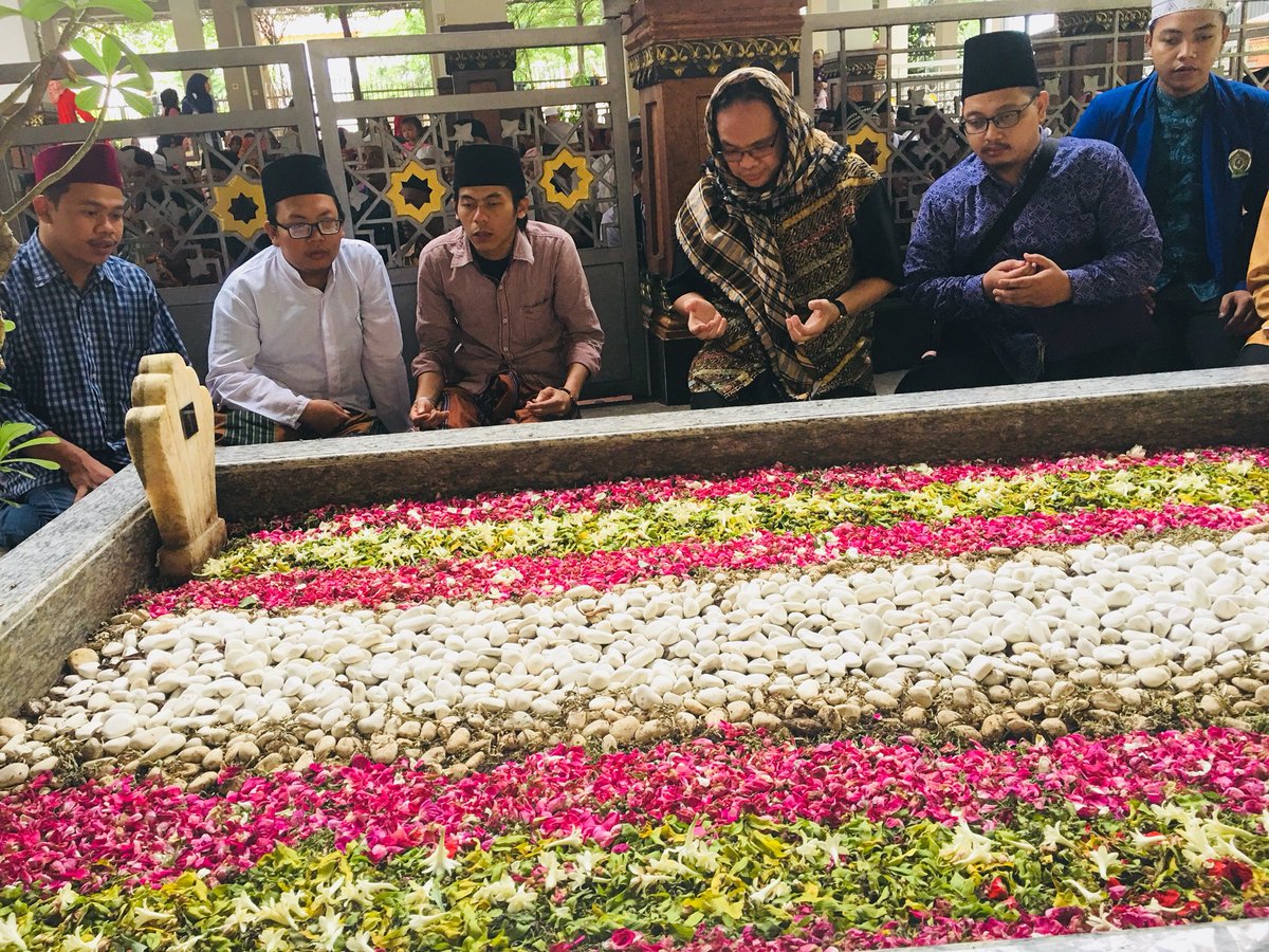 na_dirs's tweet photo. Sowan ke makam Hadratus Syekh Hasyim Asy’ari dan Gus Dur di Tebuireng dan makam Mbah Wahab Chasbullah di Tambakberas.

Bertawasul memohon keselamatan, keamanan dan kesejahteraan bangsa. Lahumul fatihah 🙏 https://t.co/AhrcpsRJBt