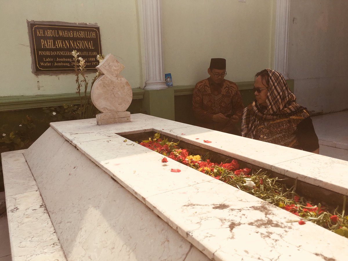 na_dirs's tweet photo. Sowan ke makam Hadratus Syekh Hasyim Asy’ari dan Gus Dur di Tebuireng dan makam Mbah Wahab Chasbullah di Tambakberas.

Bertawasul memohon keselamatan, keamanan dan kesejahteraan bangsa. Lahumul fatihah 🙏 https://t.co/AhrcpsRJBt