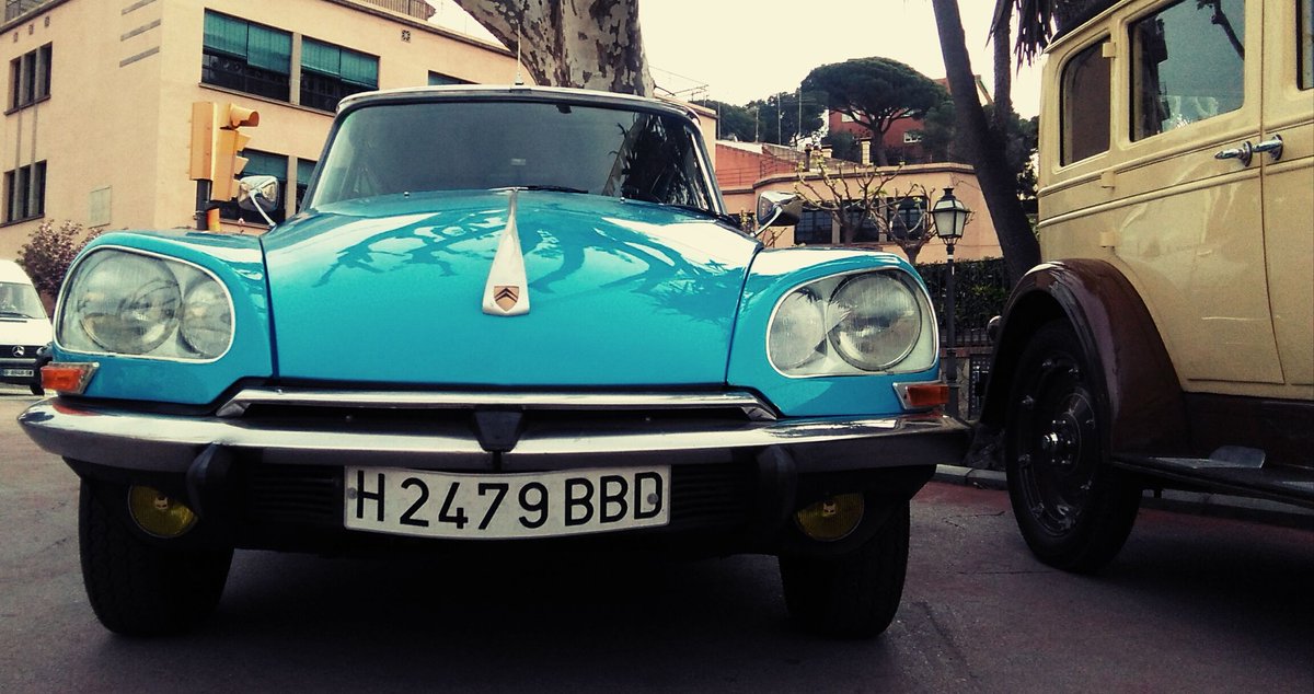 visitalella's tweet photo. Mireu quins clàssics ens han visitat avui a #Alella 🚘🛵
#cotxesclassics #cotxesantics #cochesclasicos #cochesantiguos #classiccars
#vineaalella https://t.co/N2WT2LXGiX