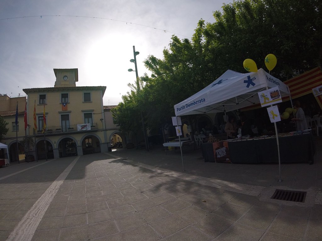 PDCSentmenat's tweet photo. Ja som a la plaça de la vila preparats per #SantJordi. Tenim pins, urnes i xapes per col.laborar amb la caixa de solidaritat pels presos polítics i exiliats #Sentmenat #llibertatpresospolitics #republica #Catalunya https://t.co/d7DM3RLCFT