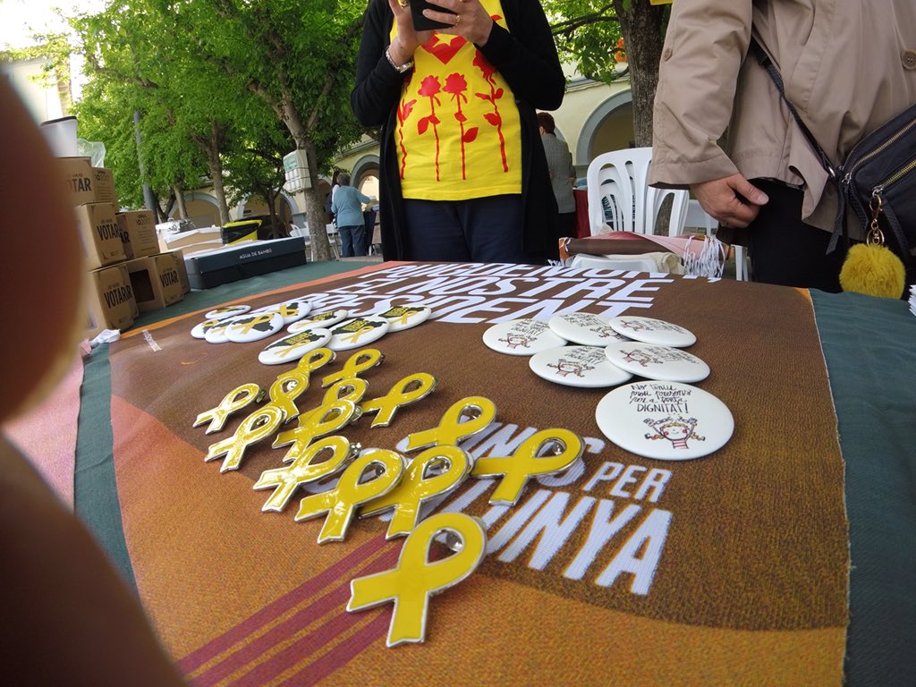 PDCSentmenat's tweet photo. Ja som a la plaça de la vila preparats per #SantJordi. Tenim pins, urnes i xapes per col.laborar amb la caixa de solidaritat pels presos polítics i exiliats #Sentmenat #llibertatpresospolitics #republica #Catalunya https://t.co/d7DM3RLCFT