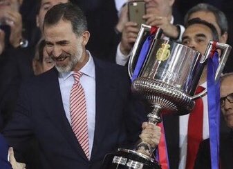 josepcosta's tweet photo. Si no estiguéssim escandalitzats pel segrest del color groc, ho estaríem per la corbata del Rei d’Espanya. El missatge polític (sens dubte intencionat) és d’una hostilitat sense precedents cap a tots els seguidors del Barça. Ho dóna tot per perdut. https://t.co/XpQLaarCwK