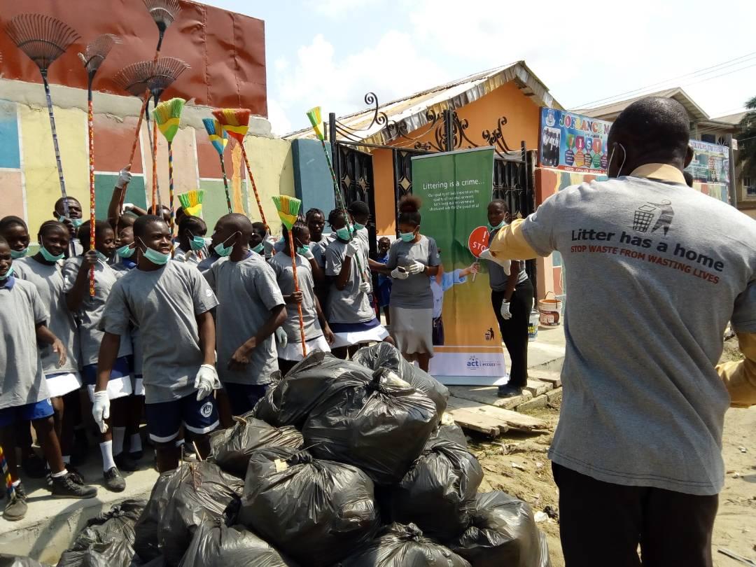 NatureSolomon's tweet image. Here is how +ve #philanthropy from @ACTFoundation_ is contributing #LocalActions to make the #earth a sustainable planet by funding the @ncfnigeria #LitterHasAHome campaign in 17 coastal communities in Eti-osa LGA of @followlasg  #EarthDay2018