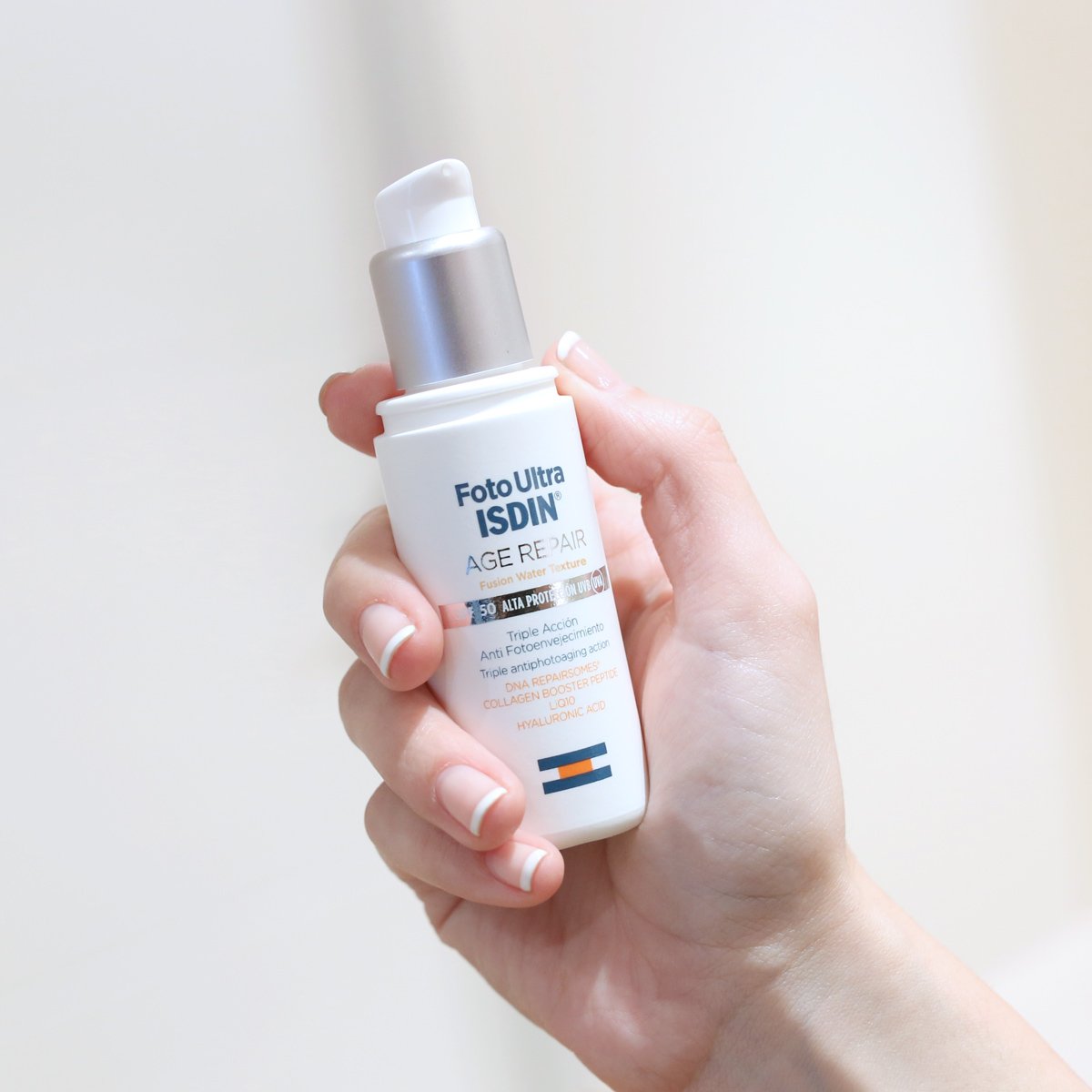 ISDIN's tweet photo. Age Repair, el primer protector solar facial con triple acción antifotoenvejecimiento, contiene Coenzima Q10, que mejora la luminosidad y el aspecto de la piel a la vez que la protege con factor 50. Encuéntralo en tu farmacia: https://t.co/sXWtS9TBWu #ISDIN https://t.co/1Ujd8VuoK1