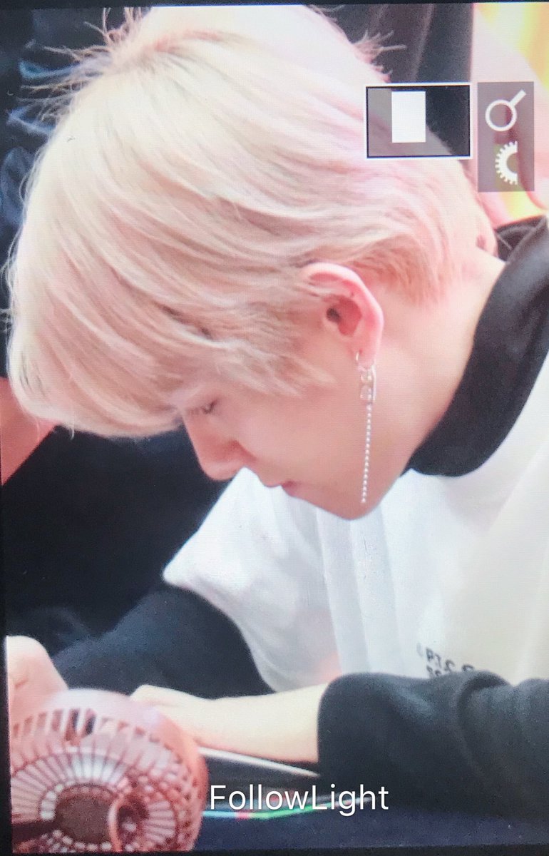 FollowLight0506's tweet photo. 180422 스타필드 고양 3
#백현 #BAEKHYUN
#PremiosMTVMiaw #MTVBRKPOPEXO @weareoneEXO https://t.co/FXKCX58yLj