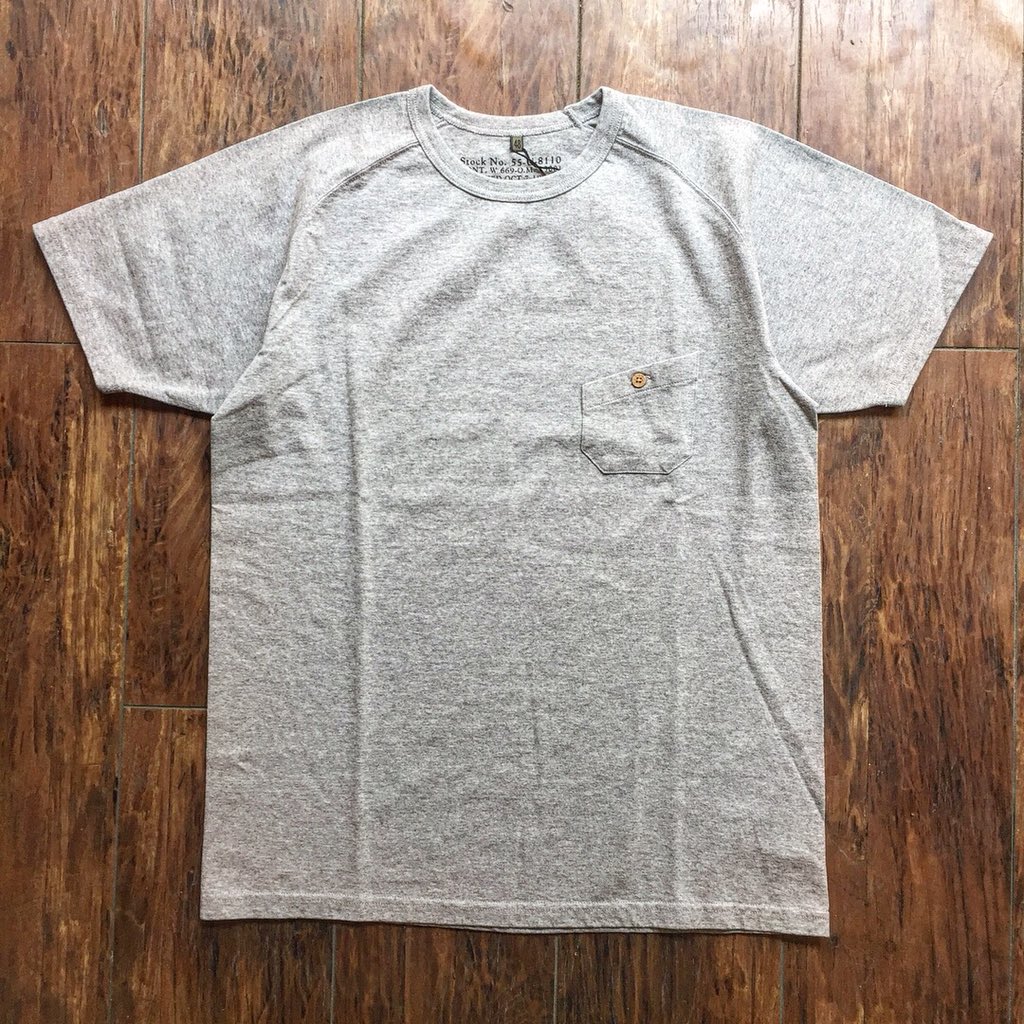 hts_rs's tweet image. Nigel Cabourn "BASIC T-SHIRT"
フリーダムスリーブ、変形ポケット、ココナッツボタン、短めの着丈、毎年好評頂いているナイジェルの"BASIC  TEE"、今年も入荷致しました！
カラーはGrey、Navy、Whiteの3色をご用意しております！
他にボーダーもごさいます！
#nigelcabourn #basictee #tシャツ