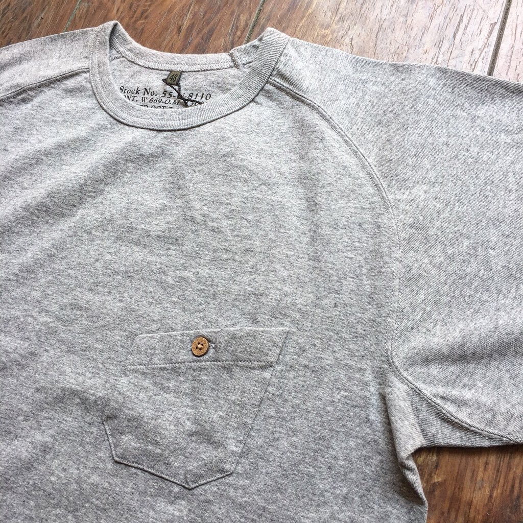 hts_rs's tweet image. Nigel Cabourn "BASIC T-SHIRT"
フリーダムスリーブ、変形ポケット、ココナッツボタン、短めの着丈、毎年好評頂いているナイジェルの"BASIC  TEE"、今年も入荷致しました！
カラーはGrey、Navy、Whiteの3色をご用意しております！
他にボーダーもごさいます！
#nigelcabourn #basictee #tシャツ