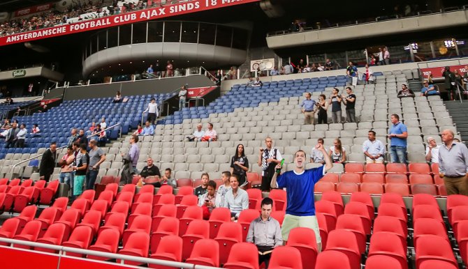 DeSpeld's tweet photo. Veel ergernissen over pratende fans op stiltetribune Amsterdam Arena - ‘Sst, ik zit hier gewoon een boek te lezen’ https://t.co/IKGIJS9UVA https://t.co/J4Kg5CxNAA