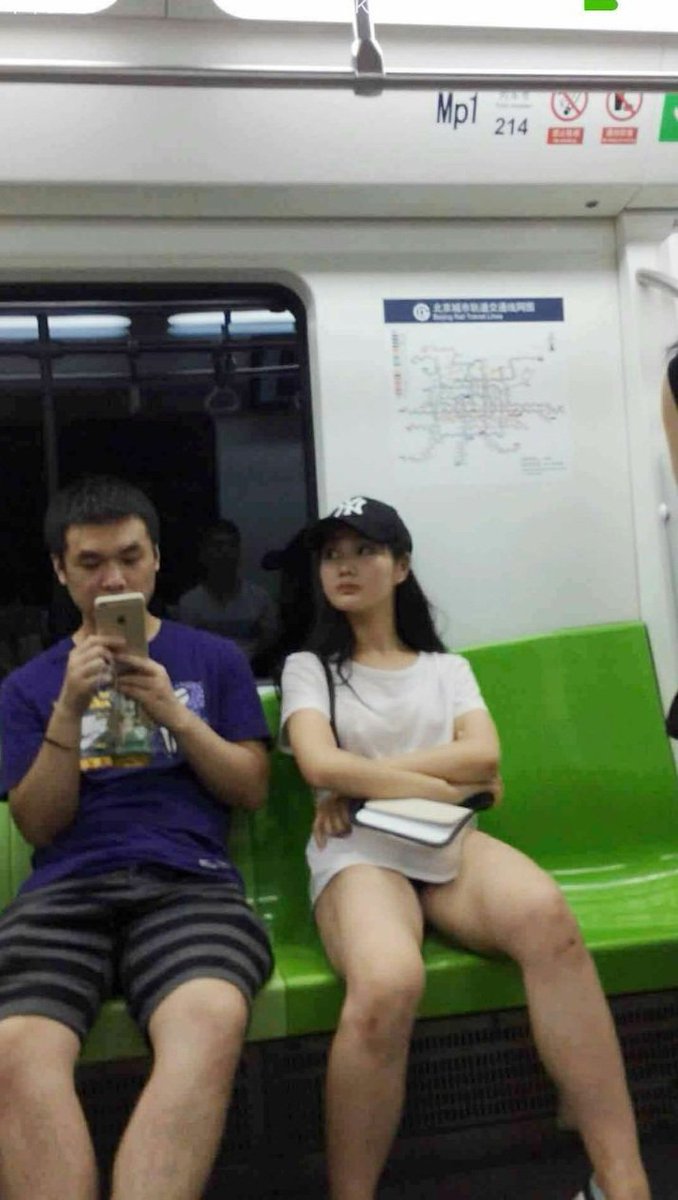 狼帅on X: 地铁上没穿内裤的女孩t.corjR6sndAny  X
