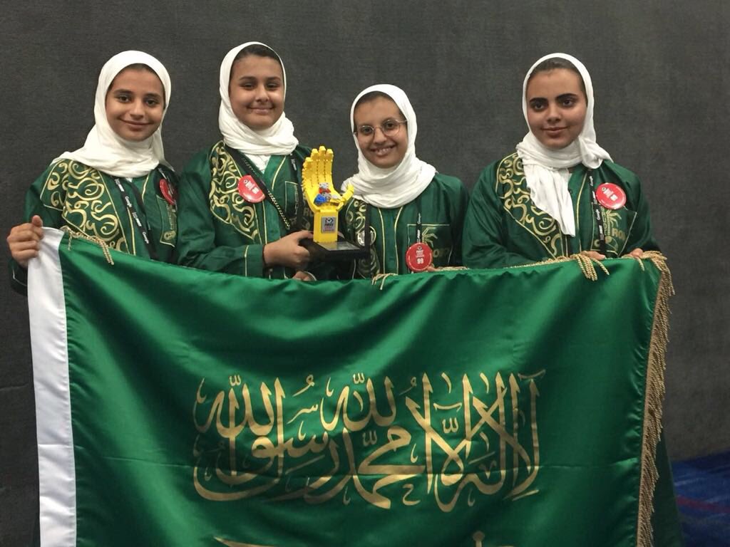 aleissaahmed's tweet photo. أبارك للفريق السعودي (المكون من أربع طالبات وأربعة طلاب) المشارك في مسابقة الروبوت الدولية في الفيرست ليقو  التي أقيمت في مدينة هيوستن الأمريكية في برمجة الروبوت تحقيقهم المركز الثالث من بين ١٠٨ فريق على مستوى العالم.. https://t.co/AbCZyvyg8t