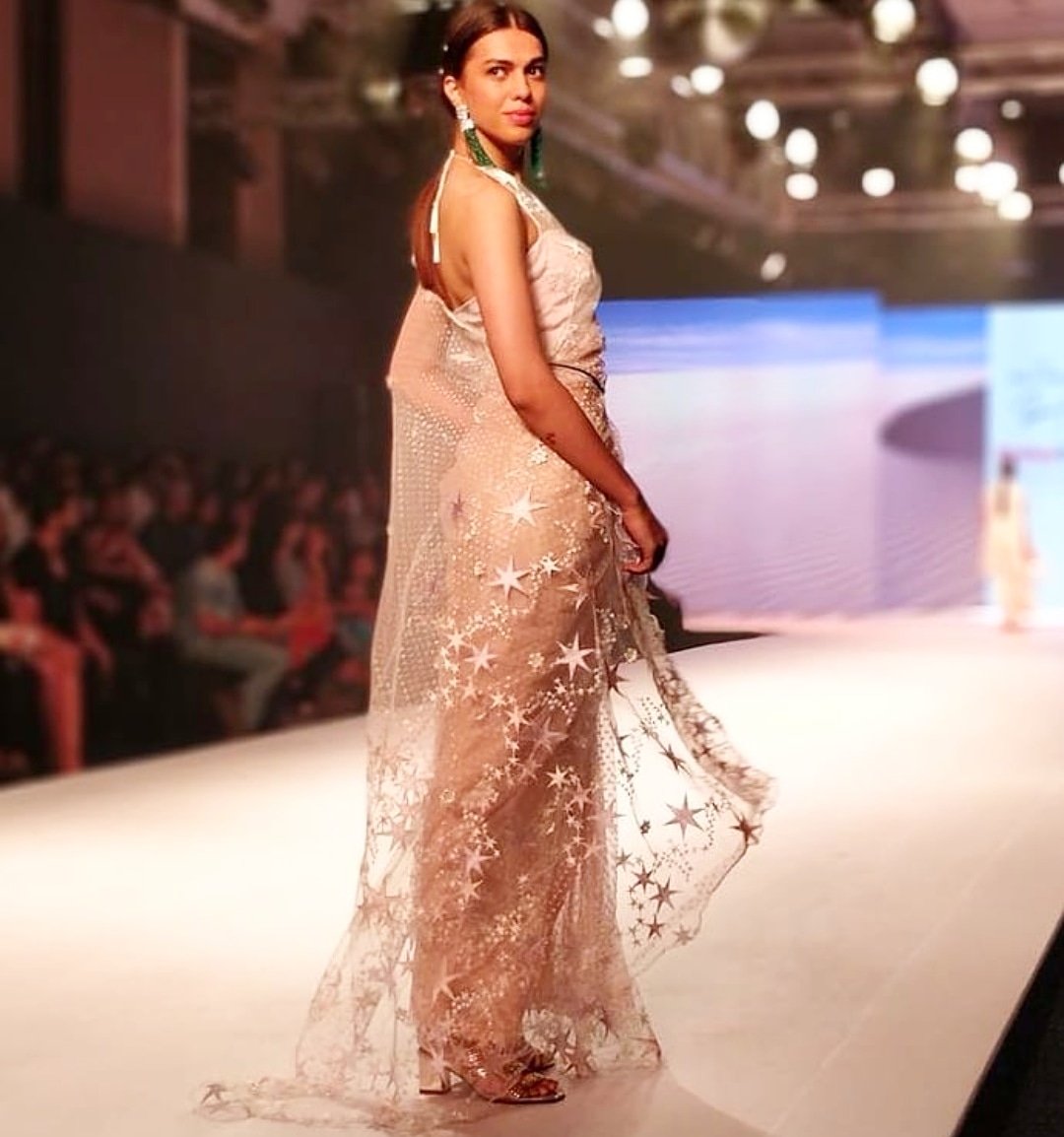 rinadhaka's tweet photo. Presenting @rinadhaka and @poonamsoni.soni at #BombayTimesFashionWeek #springsummer2018 #tresmode #footwear #inifdbandra #knowledgepartner #bombaytimes #fashiinweek #inifdmumbai #mumbai
#_iamelnaaz_ #india #fashiondesign #institute #college#showstopper #poonamsonijewelry #sari https://t.co/a14vyoyHEx