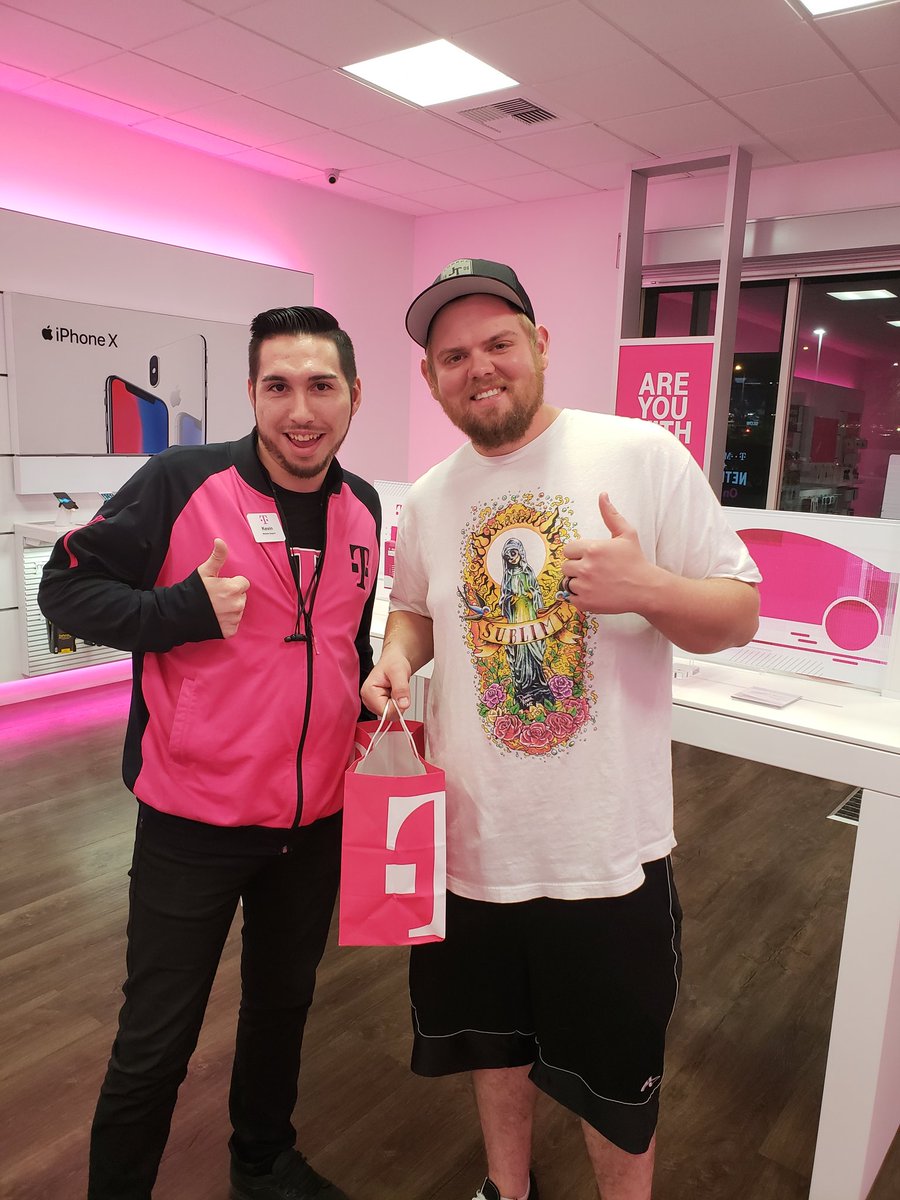 TheMapesy's tweet photo. Ending the night with activating this gentleman on the best 4G LTE network out there! #customerobsessed #TFB #magenta #iphone #magentafamily #exclusivewireless #14GLTE @AbbyGBaby23 @Joeywhiting88 @RealEWInc https://t.co/tbqR8WiRRK