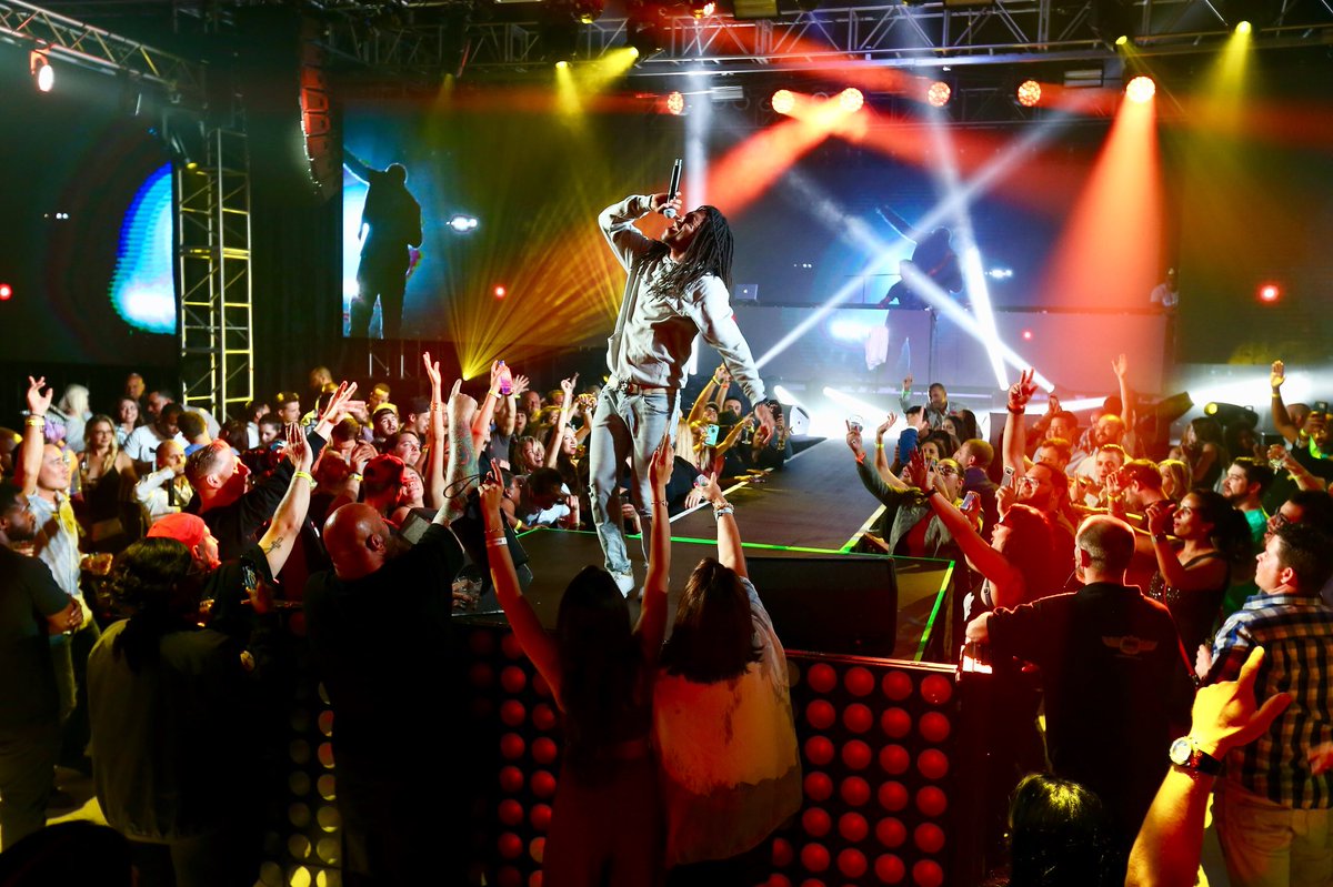 CasinoCoco's tweet photo. Volume 02 | Live The Good Life Party is nothing but lit with @LupeFiasco! ๐ฅ #Volume02 #LiveTheGoodLife #OnlyAtCoco https://t.co/1Aw2bkQDEB