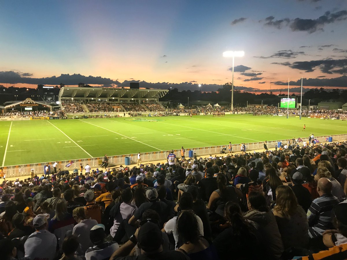 rocketrod62's tweet photo. Scully Park last night Tigers v Knights . Photo from the packed hill on the eastern side of the ground https://t.co/XarhHQsDuX