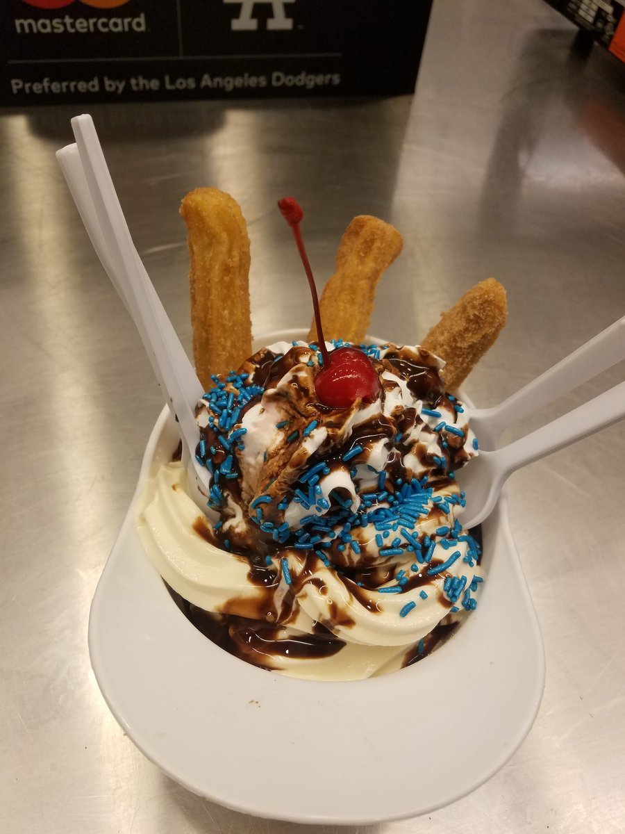 MiaKomsky's tweet photo. Um...yes please! #dessert #Dodgers style! #yummy https://t.co/99oU6aI3HQ