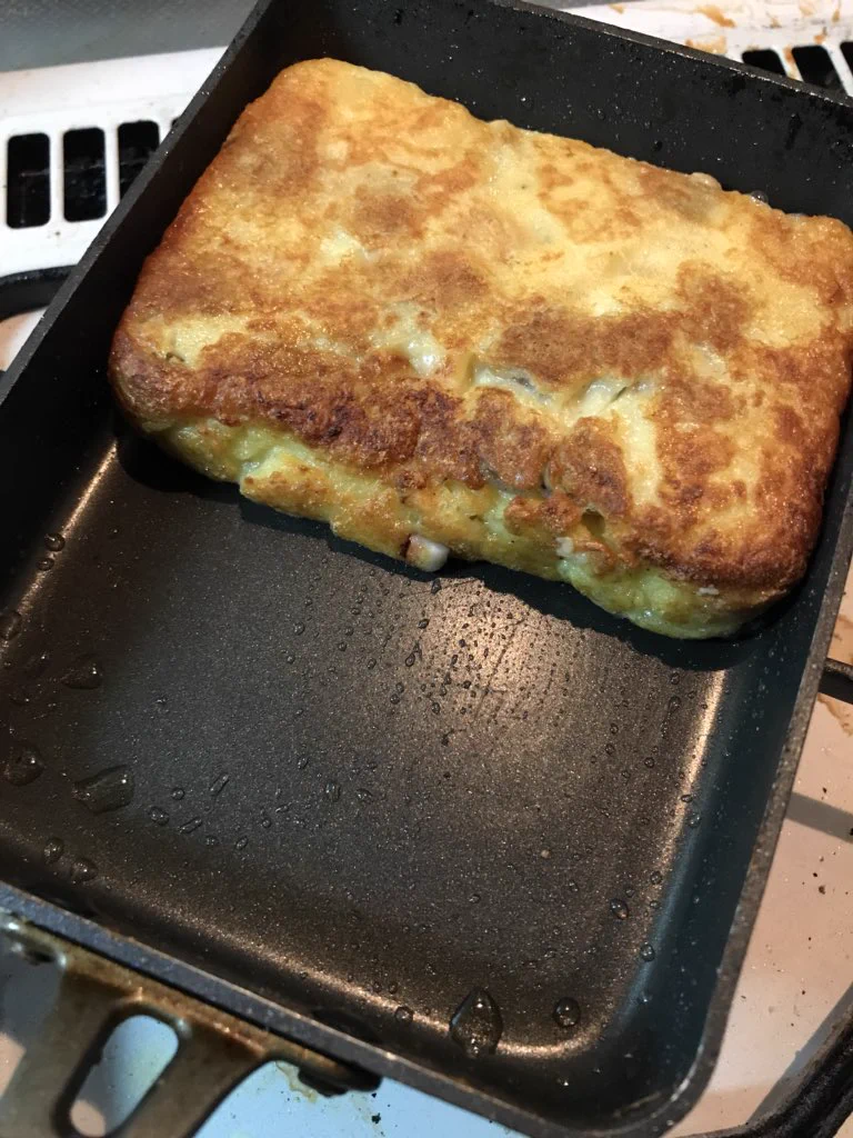 タコ焼き食べたいけど鉄板出すのがめんどくせぇ！そんな時は玉子焼き用のフライパンを使おう！
